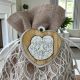 ELEGANTE SACCHETTO PORTACONFETTI BEIGE CON CUORE LEGNO SACRA FAMIGLIA