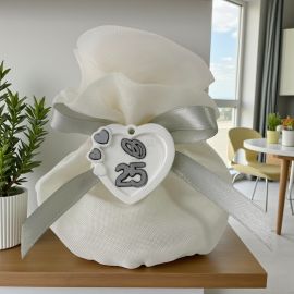 GESSETTO A CUORE CON FEDI E NUMERO 25 ARGENTO CON SACCHETTO BIANCO PER CONFETTI