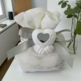 BOMBONIERA CALAMITA GESSETTO MANI CON CUORE ARGENTO E SACCHETTO ELEGANTE PER ANNIVERSARIO