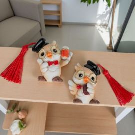 MAGNETE GUFETTO CON TOCCO E LIBRO O MATITA BOMBONIERE LAUREA ORIGINALE