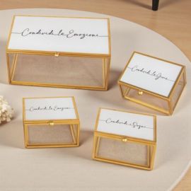 Visualizza ingrandito Precedente SCATOLA VETRO RETTANGOLARE CON SCRITTE PER BOMBONIERE NOZZE SCATOLA VETRO RETTANGOLARE CON SCR