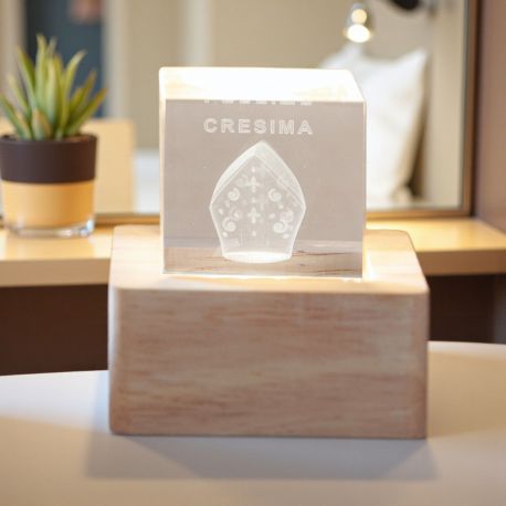 BOMBONIERA CRESIMA CUBO LUMINOSO CON CAPPELLO DEL VESCOVO
