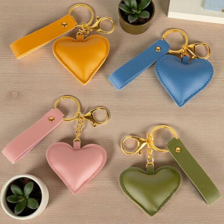 PORTACHIAVE A FORMA DI CUORE COLORI ASSORTITI BOMBONIERE COMPLEANNO