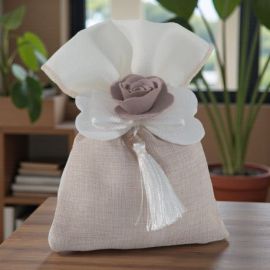 SACCHETTO PORTACONFETTI CON FIOCCO E ROSA CENTRALE TORTORA PER MATRIMONI