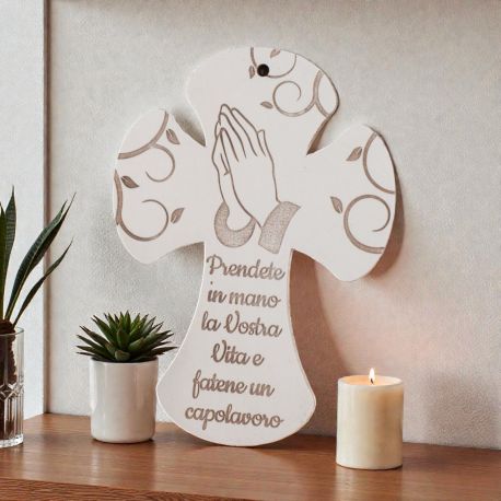 CROCIFISSO CON MANI GIUNTE: BOMBONIERE SACRE MODERNE PER COMUNIONE