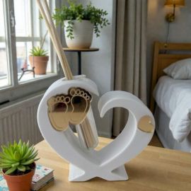 PROFUMATORE A FORMA DI CUORE CON PIEDINI PER BOMBONIERE BATTESIMO