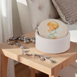 SCATOLA TONDA CON ANGELO E ROSARIO PER BATTESIMO E COMUNIONE