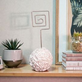 MEMO CLIP CON ROSE BIANCHE: BOMBONIERA E SEGNAPOSTO ELEGANTE