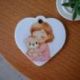 CIONDOLO CON BAMBINA E ORSETTO A CUORE PER BOMBONIERE BATTESIMO