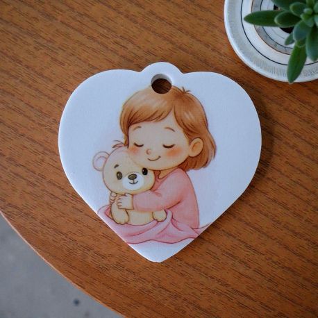 CIONDOLO CON BAMBINA E ORSETTO A CUORE PER BOMBONIERE BATTESIMO