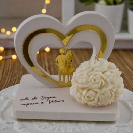 CANDELA CON ROSE E CUORE ORO CON INNAMORATI ABBRACIATI BOMBONIERE NOZZE