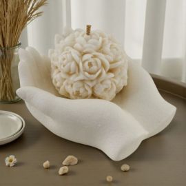 BOMBONIERA CANDELA A FORMA DI SFERA CON ROSE SU MANO PER MATRIMONIO E COMUNIONE