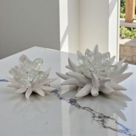 SCULTURA A RICCIO BIANCA CON FIORE IN SWAROVSKI: BOMBONIERA ORIGINALE PER MATRIMONIO