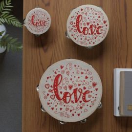 TAMBURELLO CON SCRITTA LOVE E CUORI ROSSI PER BOMBONIERE ORIGINALI