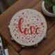 TAMBURELLO CON SCRITTA LOVE E CUORI ROSSI PER BOMBONIERE ORIGINALI