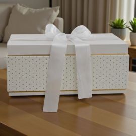 SCATOLA BIANCA CON STRASS E FIOCCO: ELEGANZA PER OGNI EVENTO