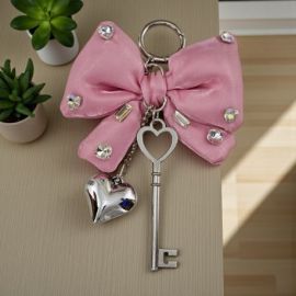 CIONDOLO FIOCCO ROSA CON STRASS CHIAVE E CUORE PER BOMBONIERE