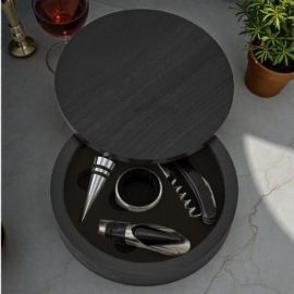 Visualizza ingrandito Precedente SET VINO DA 4 PEZZI IN CONFEZIONE ROTONDA IN LEGNO: BOMBONIERA ESCLUSIVA SET VINO DA 4 PEZZI I