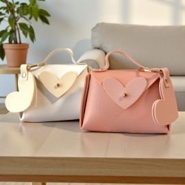 BORSETTA PORTACONFETTI IN SIMILPELLE CON PORTACHIAVI CUORE