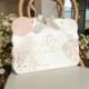 WEDDING BAG CON FIORI STILIZZATI PER UN MATRIMONIO UNICO E ORIGINALE