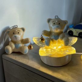 LAMPADA LED CON FIORE IN CRISTALLO E ORSETTO CON SONAGLINO IN MANO, BOMBONIERE ORIGINALI BATTESIMO