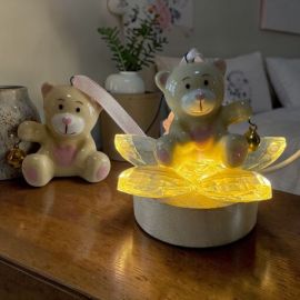 FIORE IN CRISTALLO SU LAMPADA LED CON ORSETTO ROSA CON SONAGLIO IN MANO