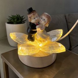 LAMPADA LED FIORE CRISTALLO SPOSINI ABBRACCIATI BOMBONIERE ORIGINALI MATRIMONIO