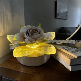 LAMPADA LED CON FIORE IN CRISTALLO E ROSA TORTORA PER BOMBONIERE ORIGINALI ED ELEGANTI
