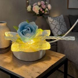 LAMPADA LED CON FIORE IN CRISTALLO E ROSA CELESTE PER BOMBONIERE BATTESIMO