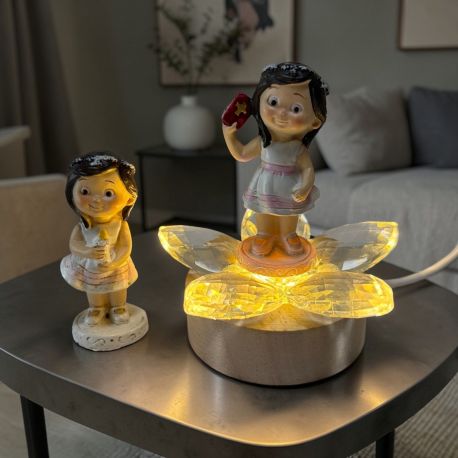 STATUINA BIMBA CON LAMPADA LED E FIORE IN CRISTALLO PER BOMBONIERE UNICHE