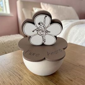 PORTACANDELA CON FIORE E BALLERINA IN LEGNO TORTORA E BIANCO