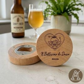 APRIBOTTIGLIE MAGNETICO CON ANGIOLETTO PER BATTESIMO UNICO E UTILE