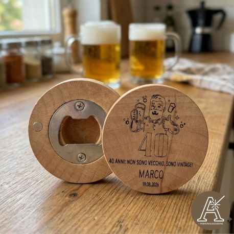 STAPPABOTTIGLIE MAGNETICO 40 ANNI UOMO CON BIRRA E FRASE DIVERTENTE