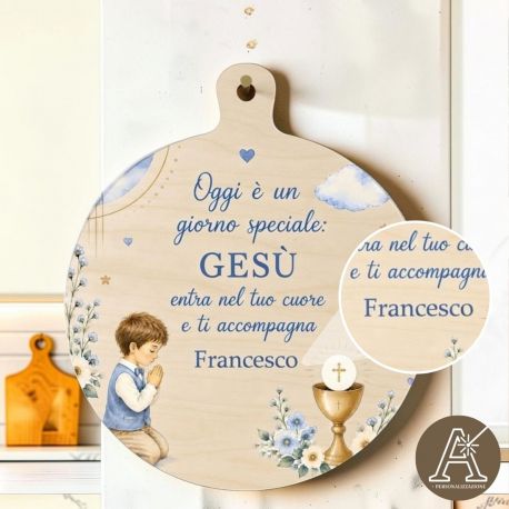 Tagliere tondo bambino in preghiera in legno bomboniera comunione