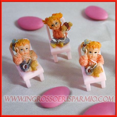 Bimbe su sedia rosa pensierini economici oggettini gadget stock