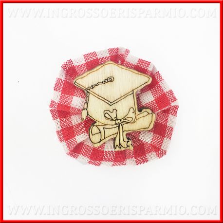 COCCARDINA TESSUTO ROSSO CON TOCCO IN LEGNO DECORAZIONI LAUREA BOMBONIERE HANDMADE ONLINE