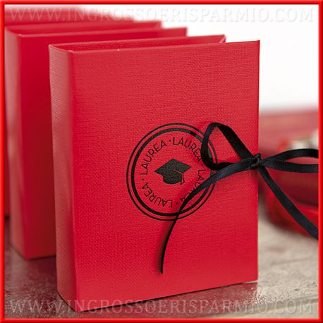 SCATOLINE ROSSE PORTACONFETTI A FORMA DI LIBRO PER LAUREA INGROSSO ONLINE CONFEZIONATE SEGNAPOSTO
